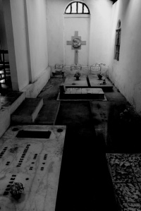 Pequeño cementerio dentro de la capilla (son dos alas), Engenho Crimeia, Buenos Aires - Pernambuco